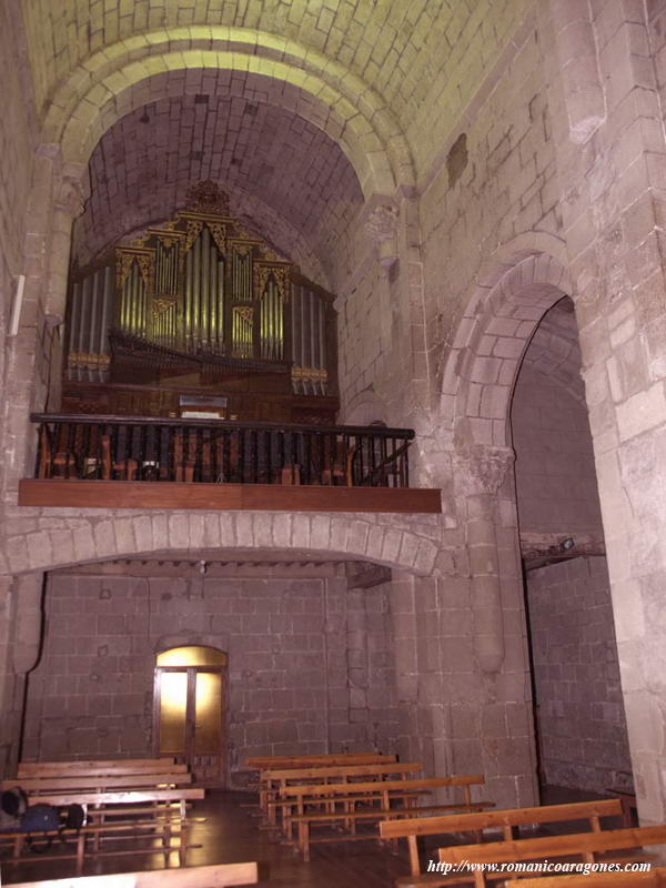 NAVE CENTRAL HACIA LOS PIES. CORO ALTO